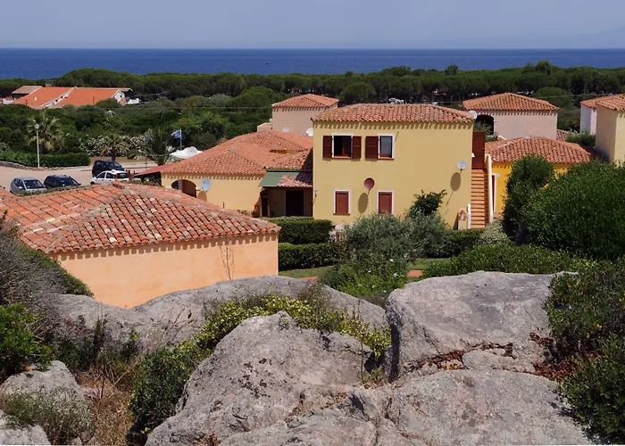 Lu Lamoni Costa Nord 公寓式酒店 3*