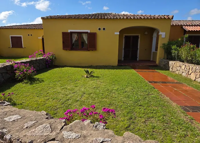 Lu Lamoni Costa Nord 公寓式酒店 3*